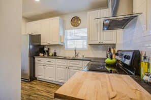 Departamento (1 Bedroom) | Cocina privada | Refrigerador con congelador, horno y parrilla de estufa 