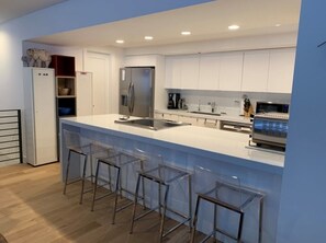 Jääkaappi, mikroaaltouuni, uuni, liesi