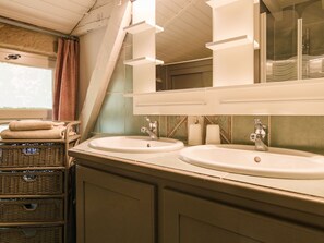 Bathroom - Luxurious Restored Building With Heated Swimming Pool, Terraces and Jacuzzi (Lacapelle-Marival)