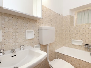 Villa | Bathroom | Shower, towels - Independent House With Equipped Outdoor Area, Near the Lake (San Siro)