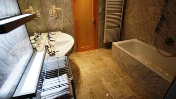 Apartment | Bathroom | Bathtub, towels