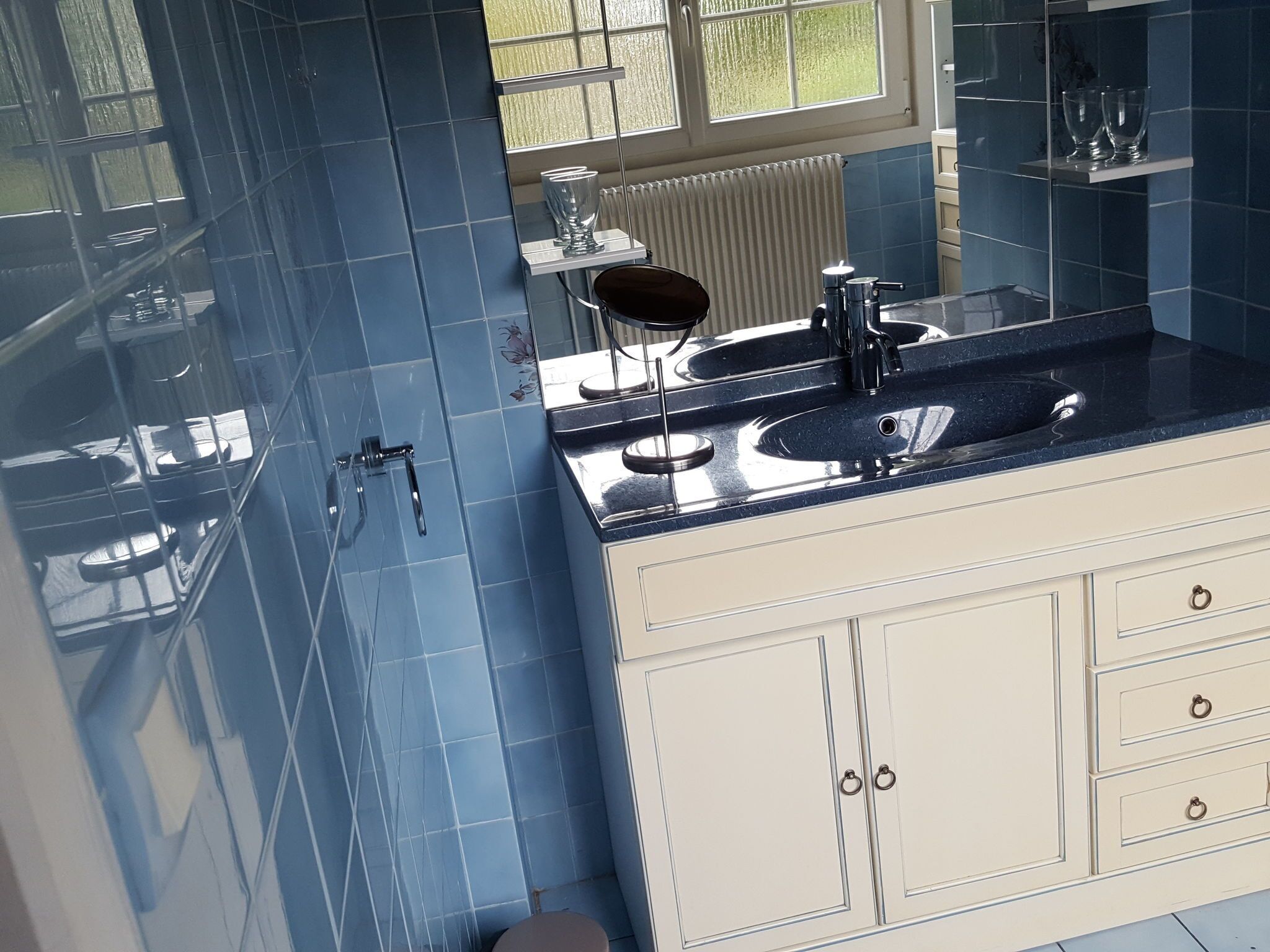 House | Bathroom | Combined shower/bathtub, towels
