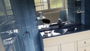 Ferienhaus | Badezimmer | Duschwanne, Handtücher