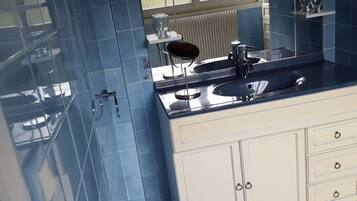 House | Bathroom | Combined shower/bathtub, towels