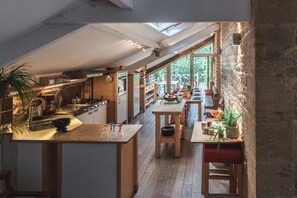 Kjøleskap, mikrobølgeovn, kokeplater og oppvaskmaskin