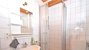 Bathroom - Lovely First-floor Apartment in Gernrode, in the Harz, With use of the Garden (Gernrode)