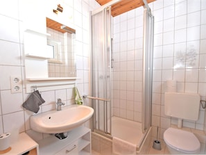Apartment | Bathroom - Lovely First-floor Apartment in Gernrode, in the Harz, With use of the Garden (Gernrode)