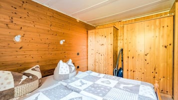 House | 1 bedroom, individually furnished, bed sheets