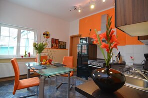 Apartment | Private kitchen | Electric kettle - Charming Forest Escape for Two (Ilmenau)