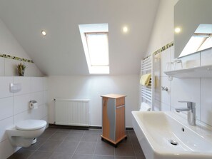 Apartment | Bathroom - Cozy Apartment With Garden in Düdinghausen (Medebach)