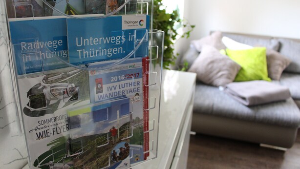 A brochure stand with travel information for Thüringen, including a section on the 2016/2017 IVV Luther Wandertage. - Ferienhaus in Schwarzhausen (Waltershausen)
