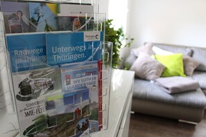 Un espositore con materiale informativo turistico sulla Turingia, inclusa una sezione dedicata al 2016/2017 IVV Luther Wandertage.