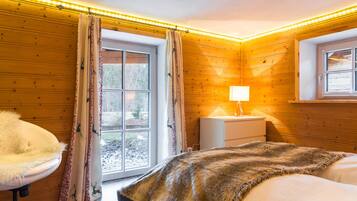 Chalet | 4 bedrooms, individually furnished, bed sheets