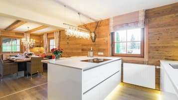 Kursi makan untuk bayi