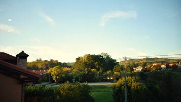 Un barrio residencial con casas, árboles y cielo despejado.