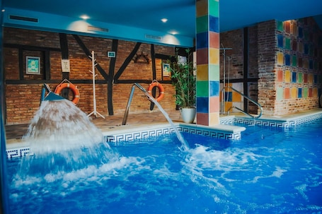 Un sauna, una bañera de hidromasaje