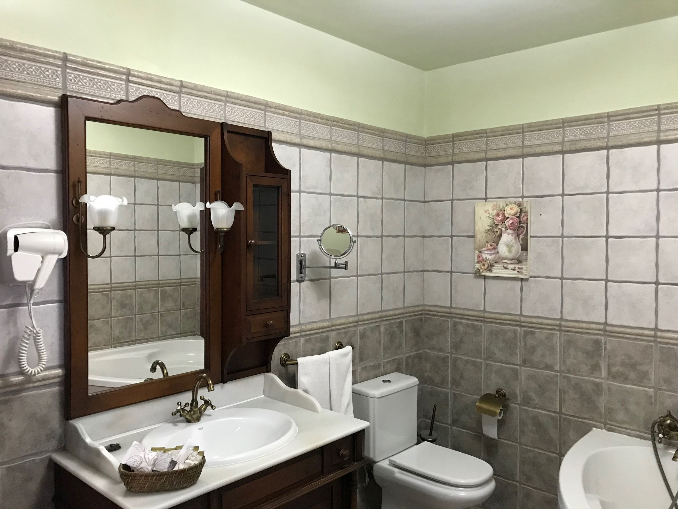 suite | bathroom | free toiletries, hair dryer, towels