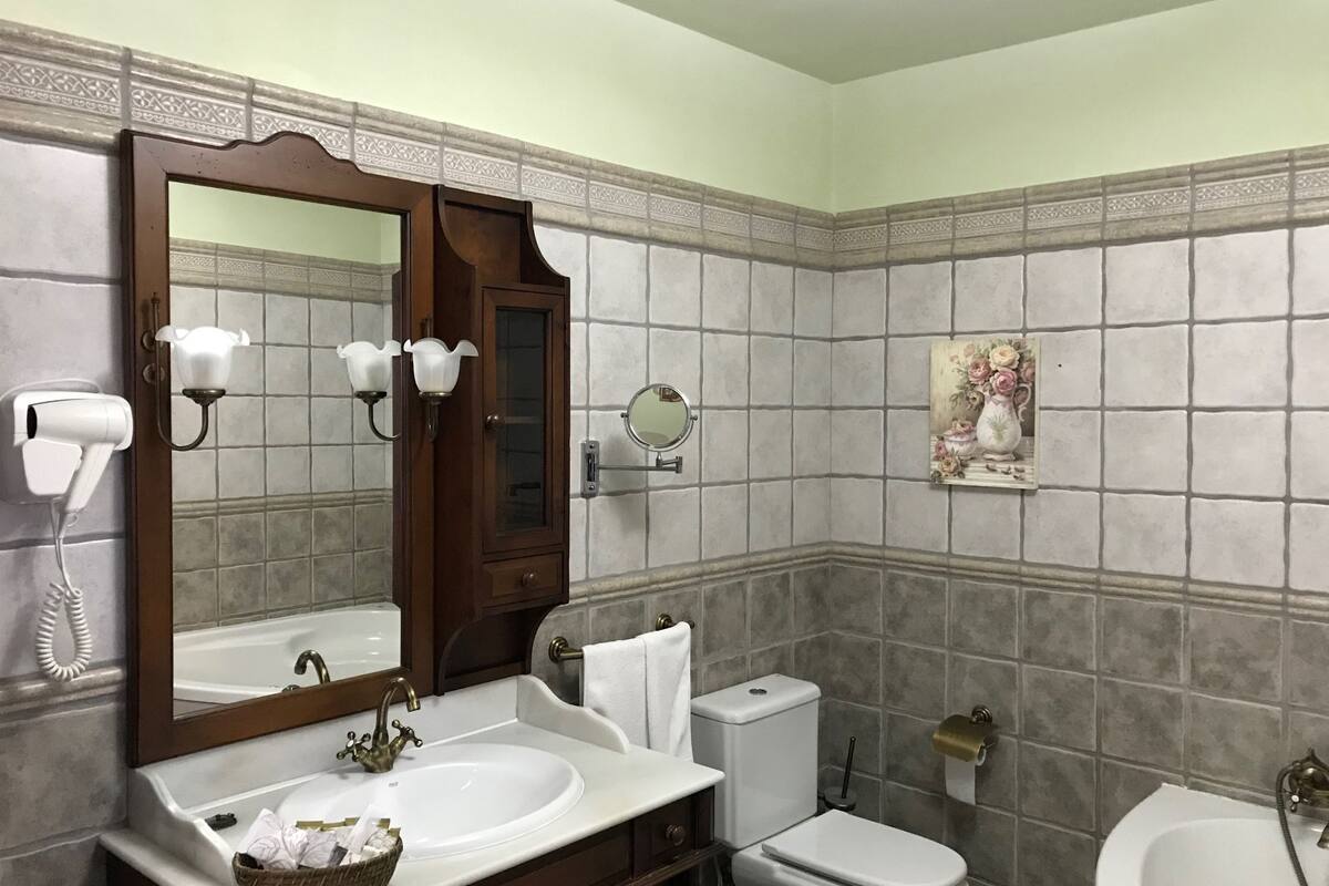 suite | bathroom | free toiletries, hair dryer, towels