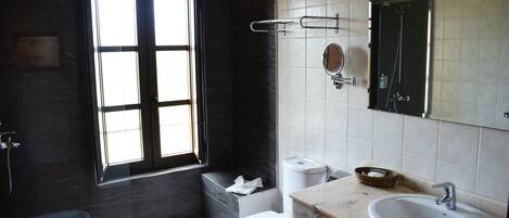 Un baño con inodoro, lavamanos y ducha.