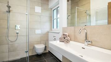 Ferienhaus | Badezimmer | Dusche, Handtücher