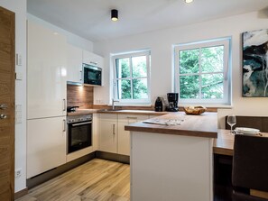 Ferienhaus | Eigene Küche | Wasserkocher mit Kaffee-/Teezubehör, Kühlschrank, Mikrowelle, Ofen