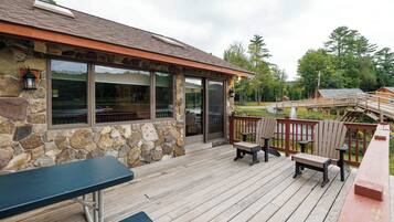 Rosewood Cottage #10: Spacious Lakefront Log Cabin with Stunning Lake Views | Terrace/patio