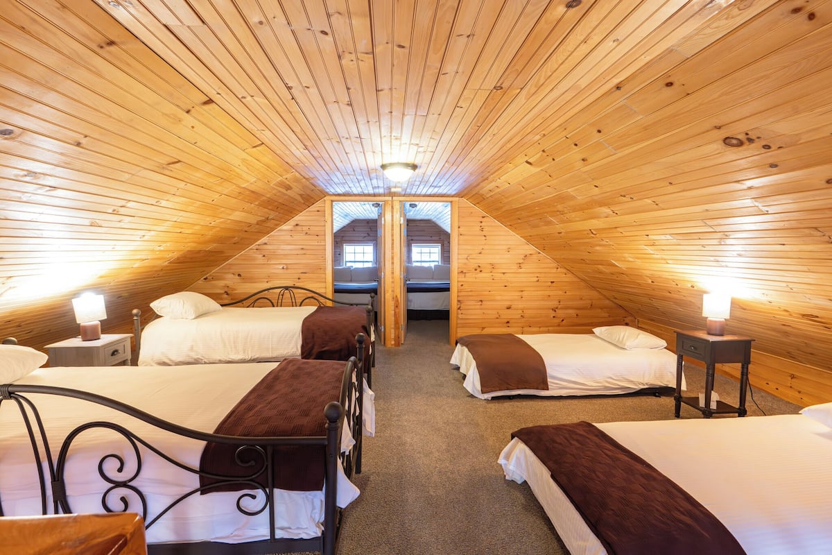 White Mtn Cabin for 14 w/ Lake & Sauna | 高級寢具、羽絨被、熨斗/熨衣板、免費無線上網