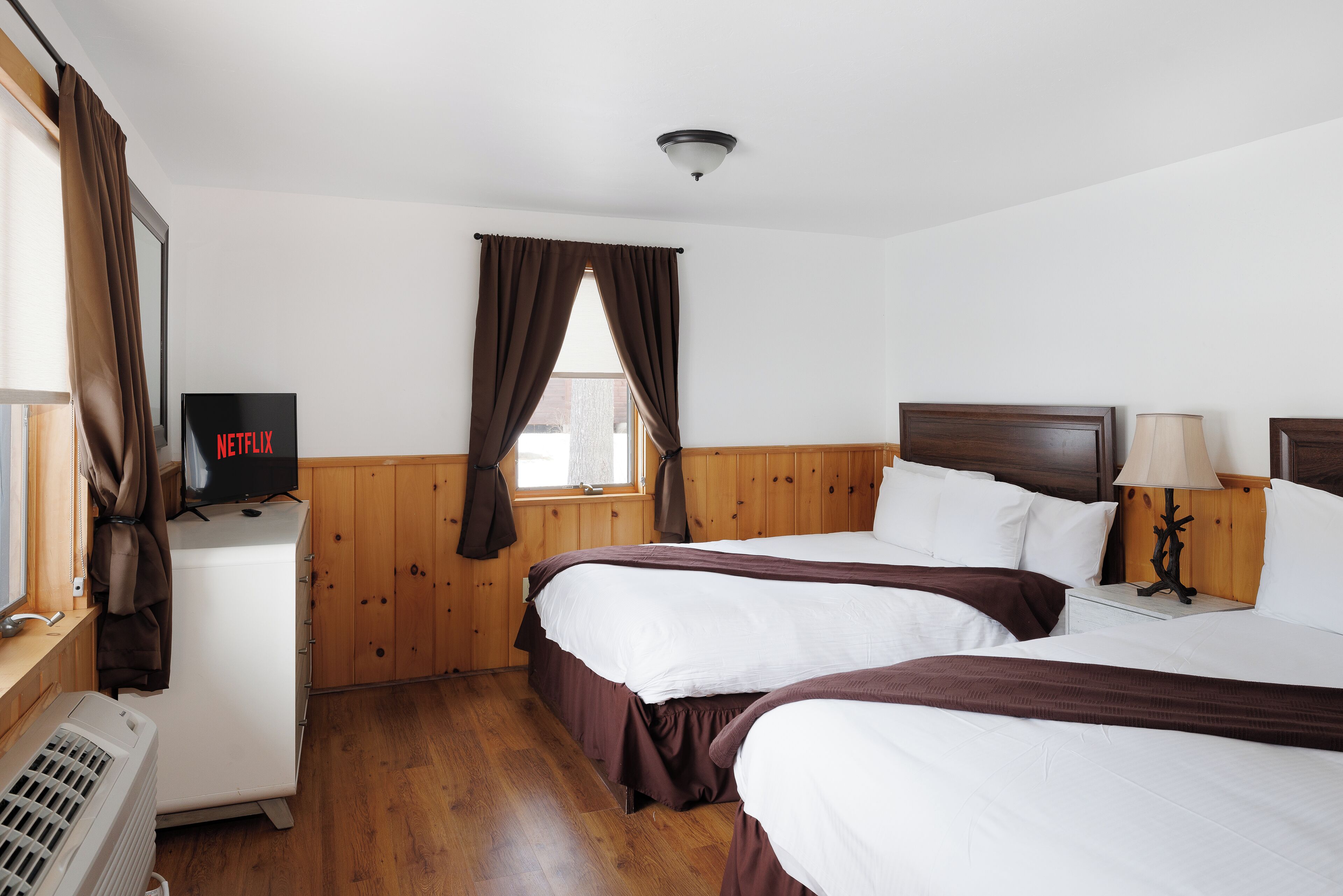 Rosewood Cottage #10: Spacious Lakefront Log Cabin with Stunning Lake Views | Premium bedding, down comforters, iron/ironing board, free WiFi