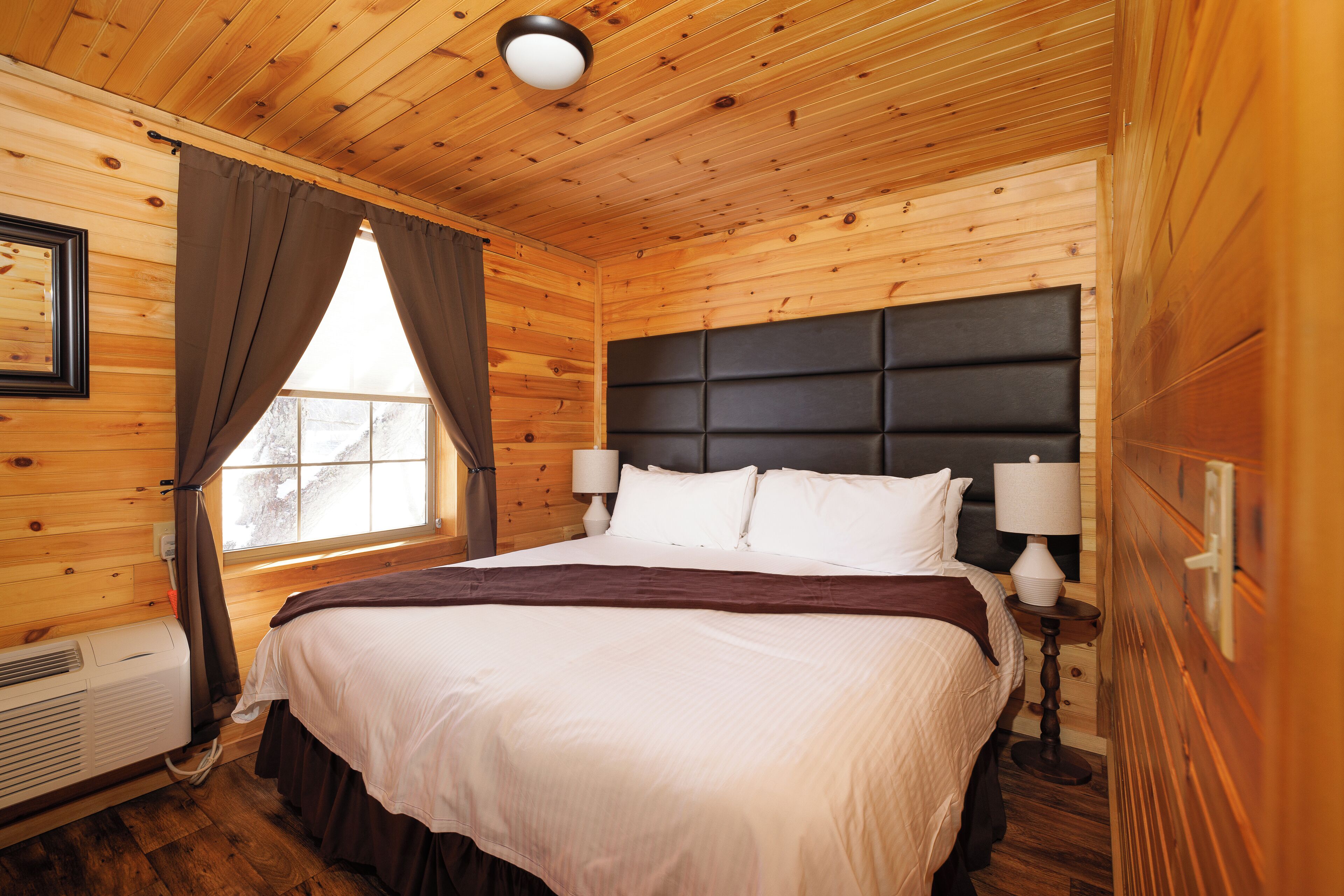 Premium bedding, down comforters, iron/ironing board, free WiFi