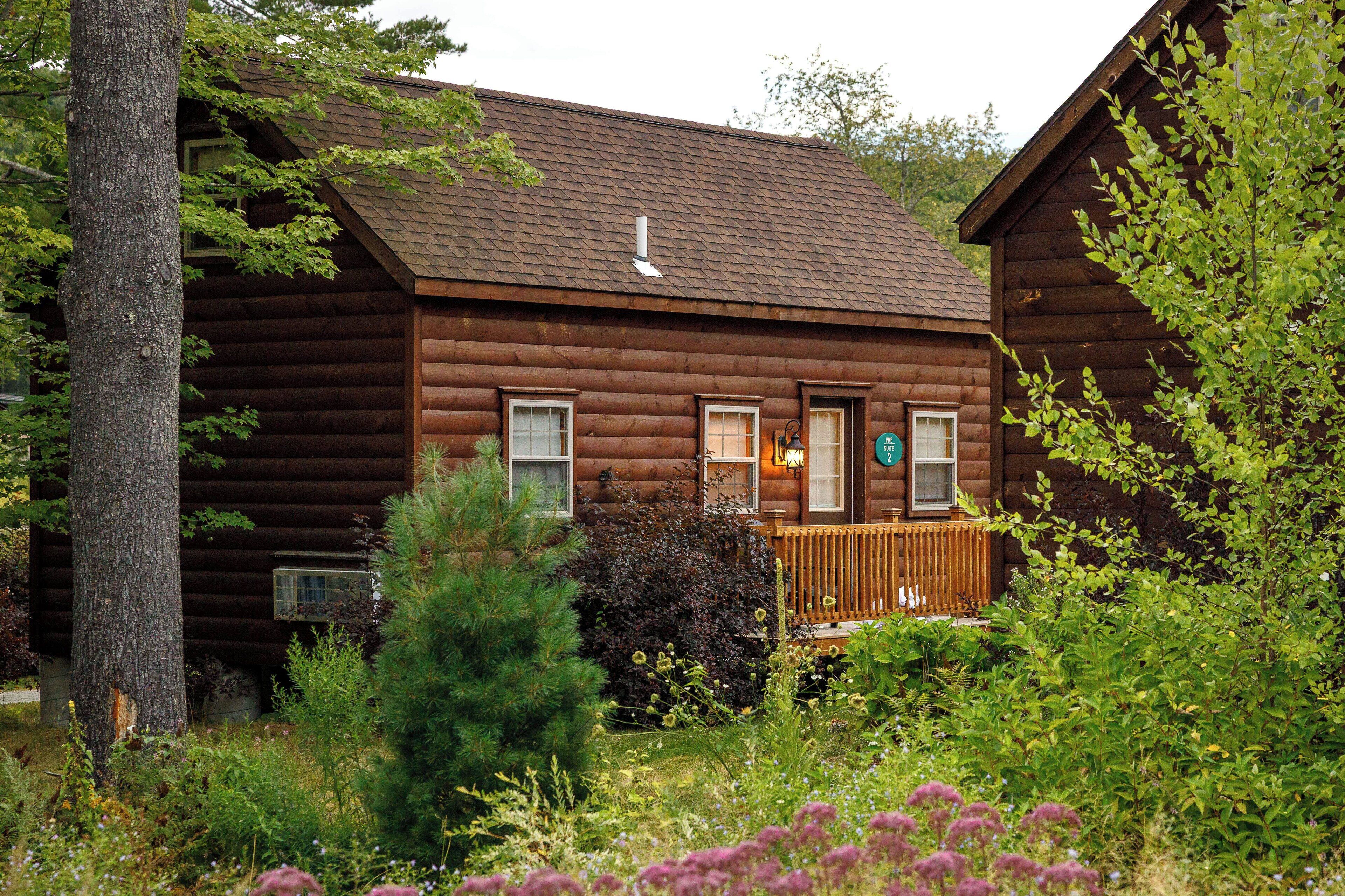 Premium bedding, down comforters, iron/ironing board, free WiFi