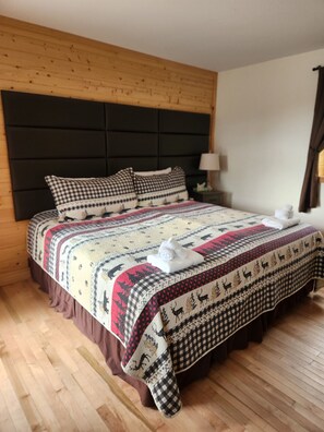 Luxe beddengoed, donsdekens, een strijkplank/strijkijzer, reisbedje