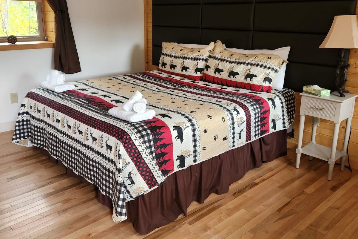 4 bedrooms, premium bedding, down comforters, free WiFi