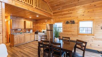 Rustic Family Haven, 6 Bedrooms | Wohnbereich | 32-Zoll-Smart-TV mit Digitalempfang, Fernseher