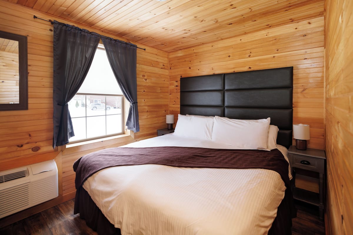 Rustic Family Haven, 6 Bedrooms | Premium bedding, down comforters, iron/ironing board, travel crib