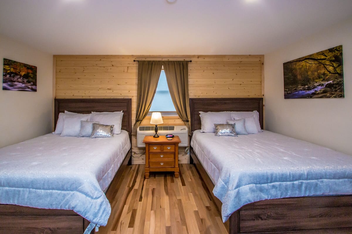 Cherry Motel suite 7 | 4 bedrooms, premium bedding, down comforters, free WiFi
