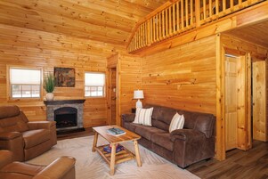 Rustic Family Haven, 6 Bedrooms | 起居区 | 32-英寸智能电视 （配备数码频道）、电视