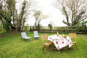 Outdoor dining - Studio du domaine de la Petitière (Bonneville-la-Louvet)