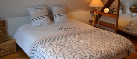 1 bedroom, bed sheets