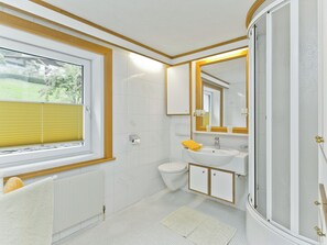 Apartment | Badezimmer | Dusche, Handtücher