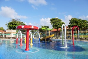 2 outdoor pools, pool umbrellas, pool loungers - Sesc Iparana Ecoresort (Caucaia)