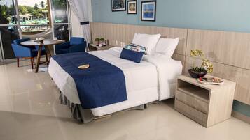 Caja de seguridad en la habitación y espacio para trabajar con laptop