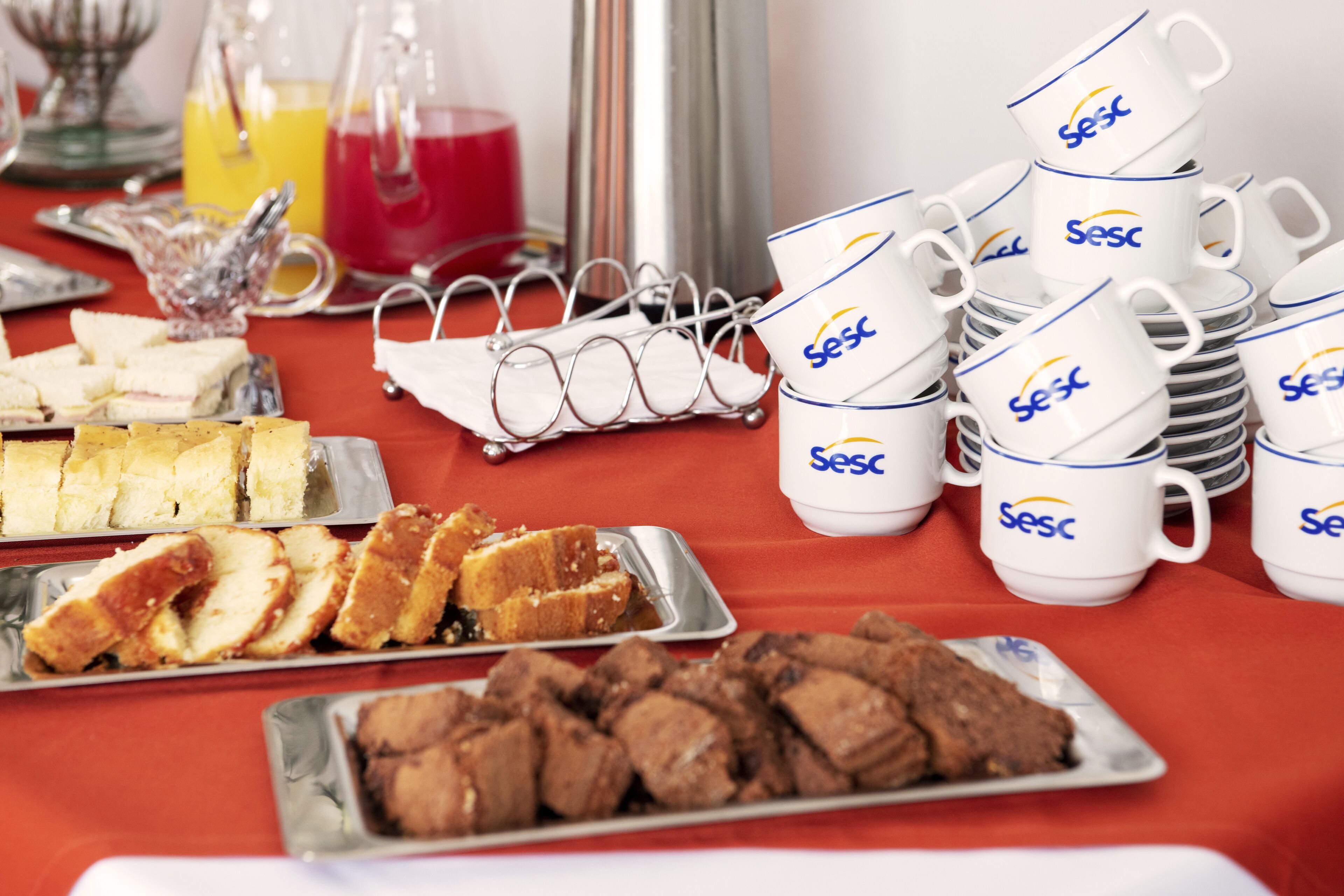 بوفيه فطور مجانًا يوميًا