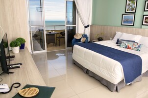 Caja de seguridad en la habitación y espacio para trabajar con laptop 