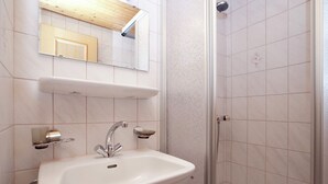 Appartement | Salle de bain | Douche, serviettes fournies