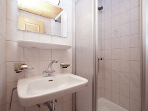 Apartment | Bathroom | Shower, towels
