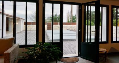 Villa with swimming pool, on the edge of the Perrotine channel.
