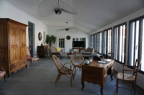 Villa avec piscine, au bord du chenal de la Perrotine.