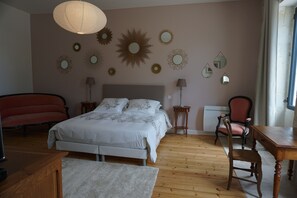 5 bedrooms, desk, travel crib, free WiFi