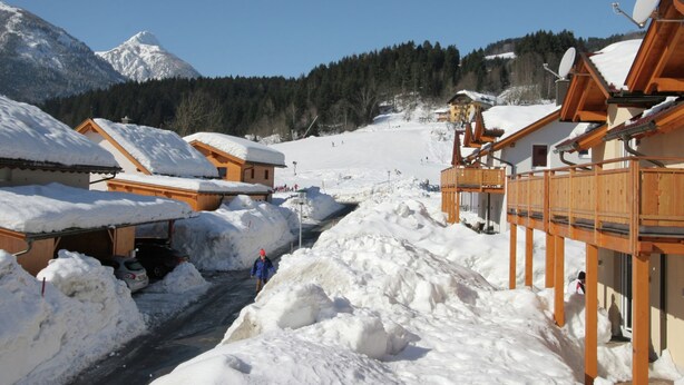 A snowy mountain village with wooden buildings and a clear sky. - Spacious Chalet in Kötschach-Mauthen near Ski Area (Kotschach-Mauthen)