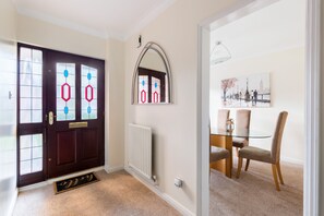 Casa, baño privado (4 Bed Nec/Bhx/Snowdome) | Interior